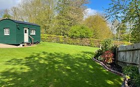 Beautiful Shepherd'S Hut - Lois Weedon
